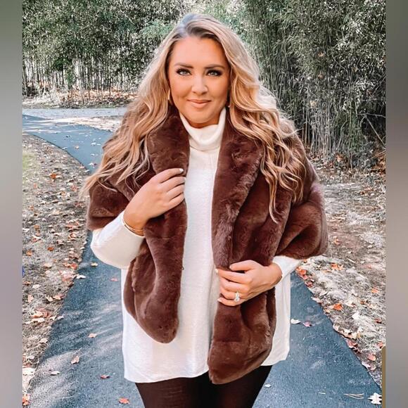 NWT- Luxurious Brown Faux Fur Shawl Wrap - Picture 3 of 8